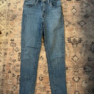 Classic LEVIS High-Rise Skinny Jeans in Medium Blue